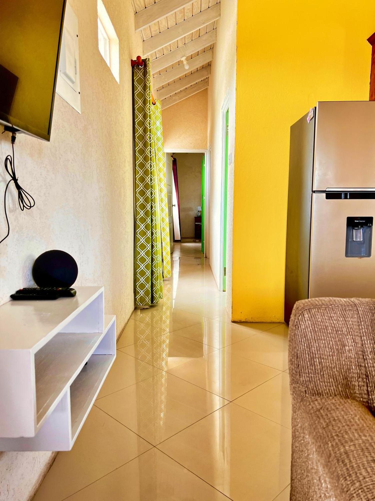 Cozy Modern Upstairs 2 Bed A/C Apt Near 2 Everything Saint Philip Exterior photo