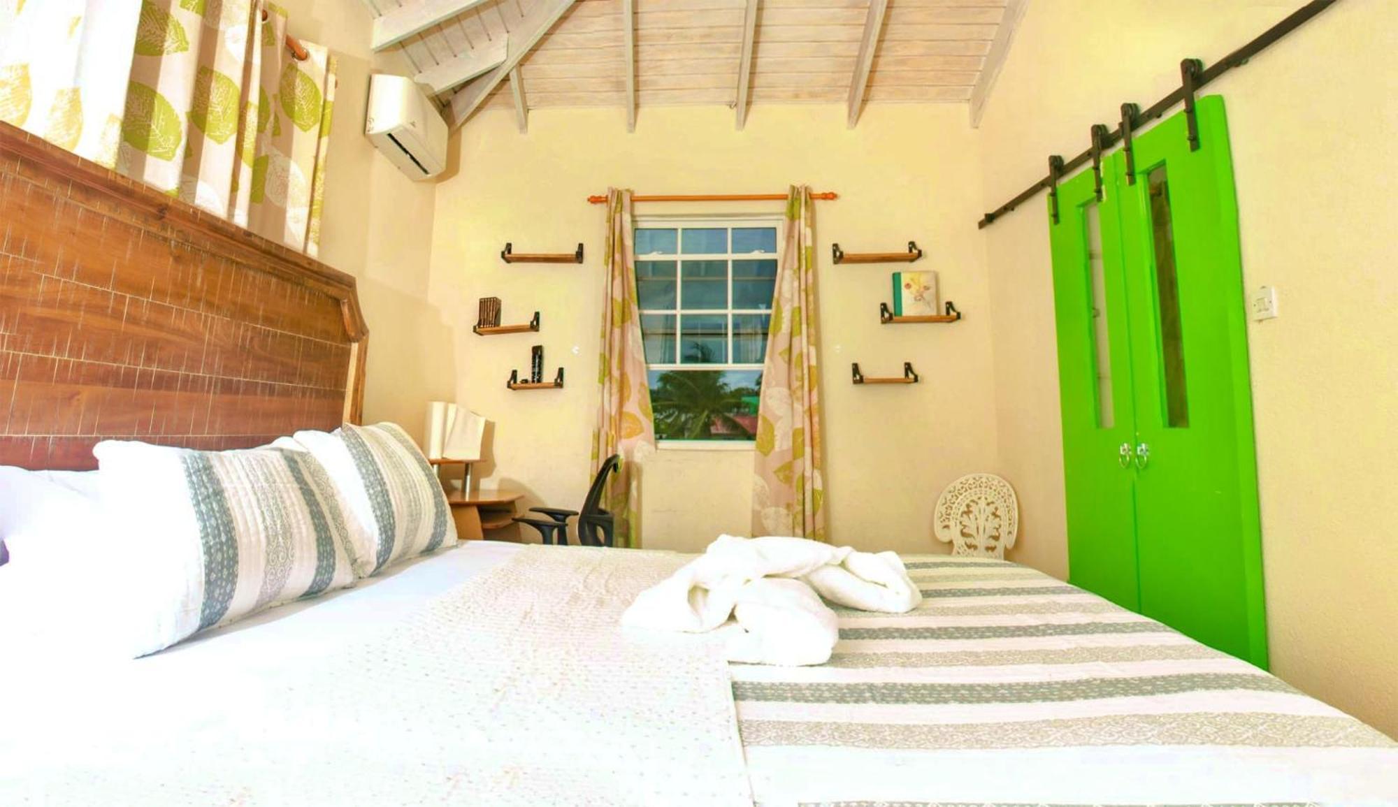 Cozy Modern Upstairs 2 Bed A/C Apt Near 2 Everything Saint Philip Exterior photo